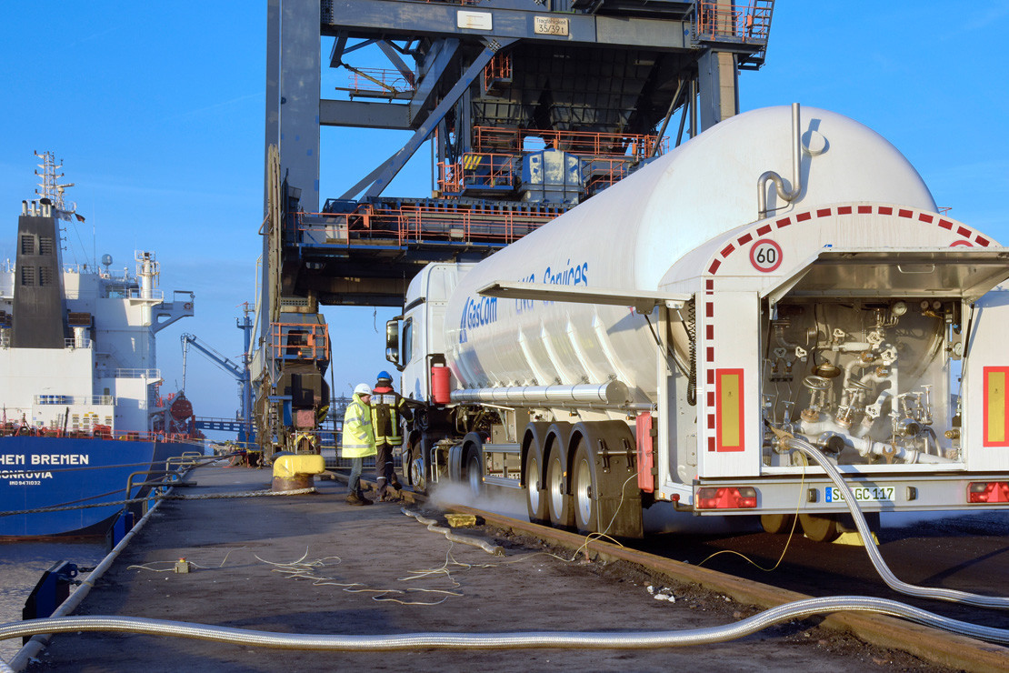 Befüllung eines Tanklasters mit LNG, das per Schiff transportiert wurde.