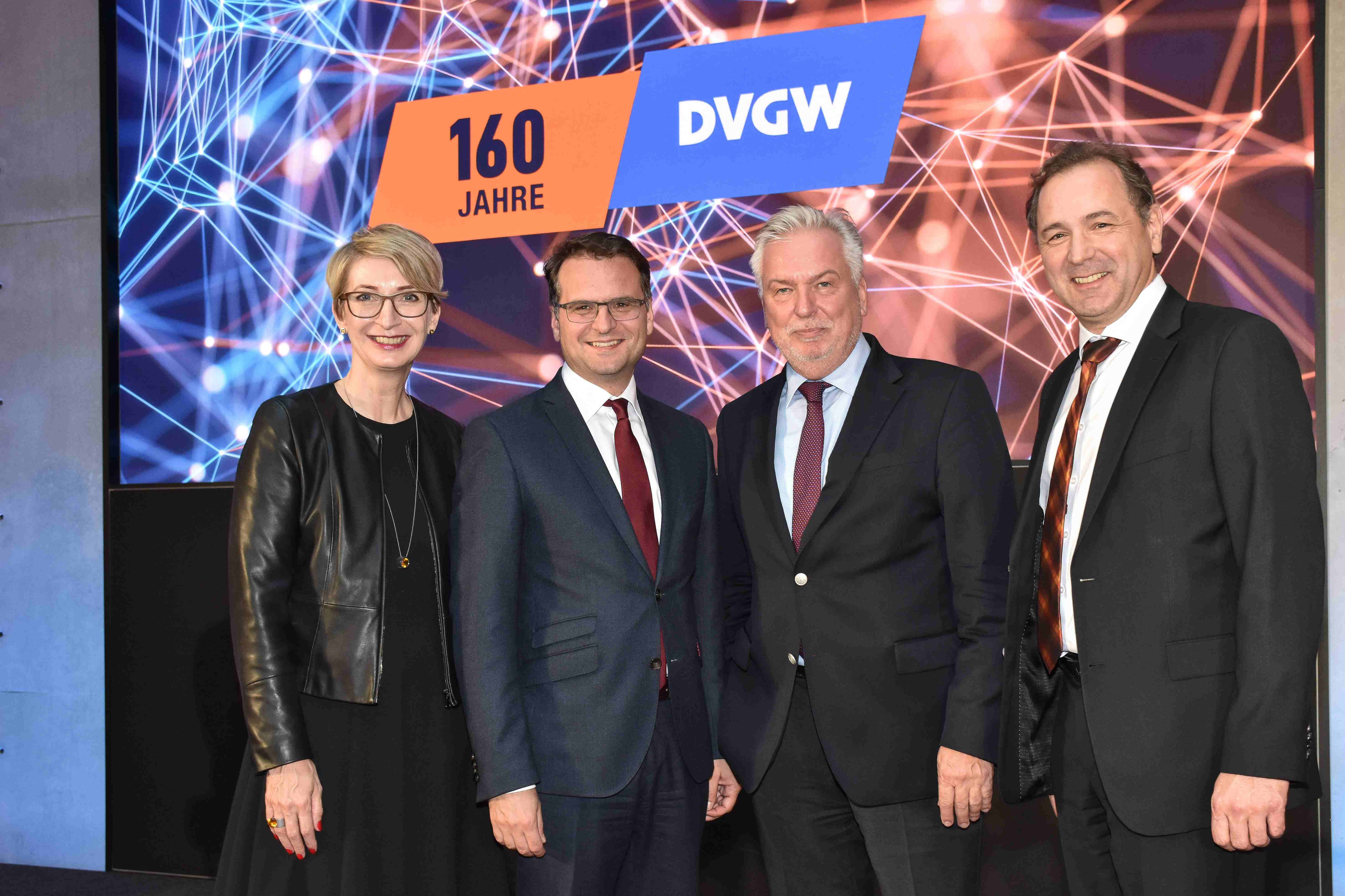 v.l.n.r.: Alexandra Ernst (Kaufmännischer Vorstand), StS Andreas Feicht (BMWi), Michael Riechel (DVGW-Präsident), Prof. Dr. Gerald Linke (Vorstandsvorsitzender)