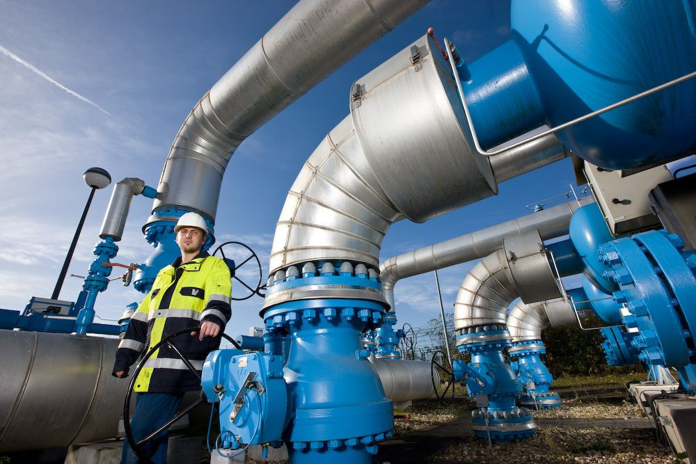 Arbeiter vor einer Gasdruck-Regel-Anlage