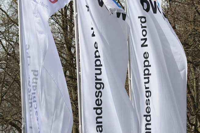 Fahnen vor dem Hotel bei der Jahrestagung 2016